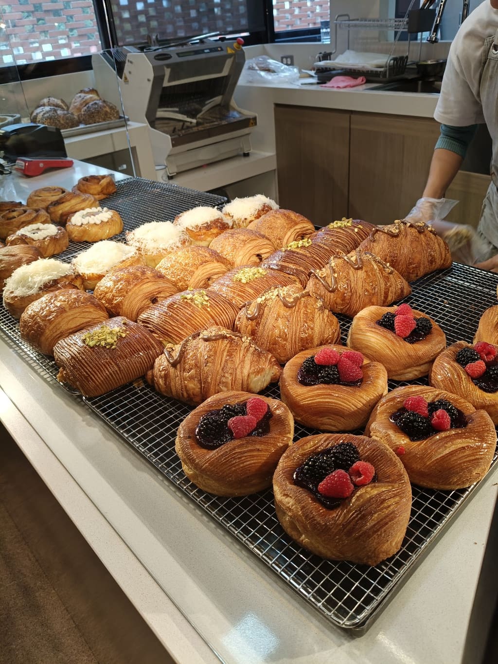 Mostrador de la panadería con hogazas, croissants y pan dulce