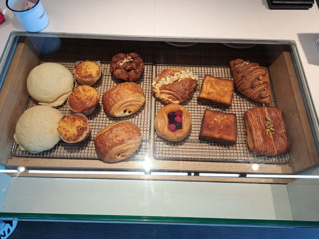 Vitrina con conchas, chocolatines y financieros