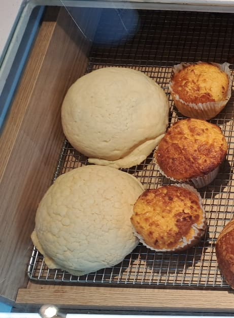 Conchas de vainilla recién horneadas junto a mantecadas