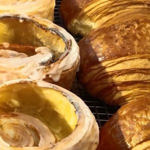 Croissants dorados recién horneados en la vitrina de Pan y Miel.