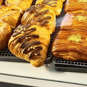 Croissants de avellana con crema de avellana en la vitrina de Pan y Miel.